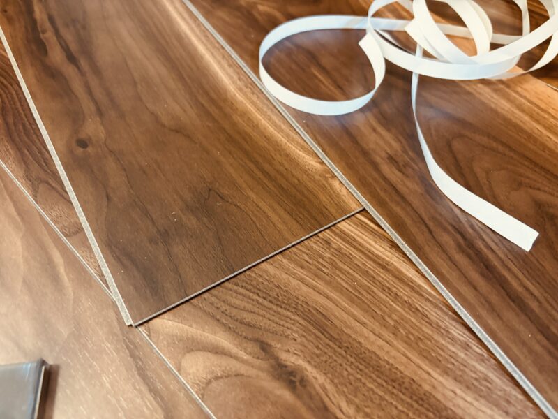 増し張り用の薄型フローリング材と施工に使用する副資材