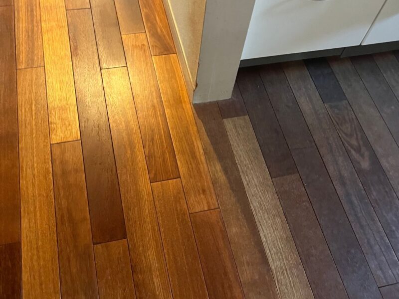 キッチン横の花梨無垢フローリングを研磨前後で比較した様子