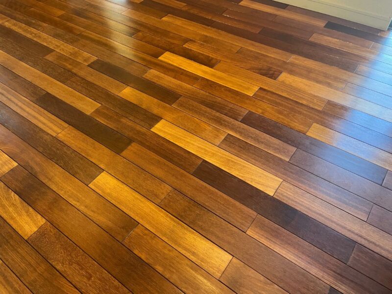 部屋全体を均一に研磨・塗装した花梨無垢フローリング