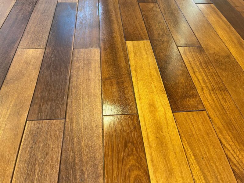 花梨無垢フローリングの研磨後に塗布したオスモ塗料の艶やかな仕上がり