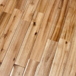 アカシア無垢フローリングの美しい木目と濃淡が映えるナチュラルな床材。節や白太を含む表情豊かな仕上がりが特徴。