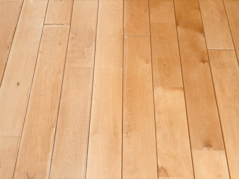 右が研磨前、左が研磨後のバーチ無垢フローリング（大阪市西区ガーデンハイツ江戸堀）