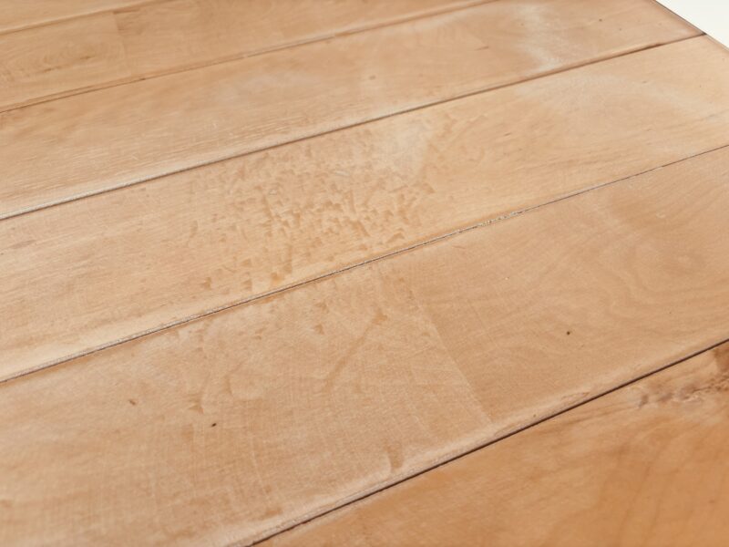 椅子の脚による小傷が目立つ無垢フローリング表面の劣化状態