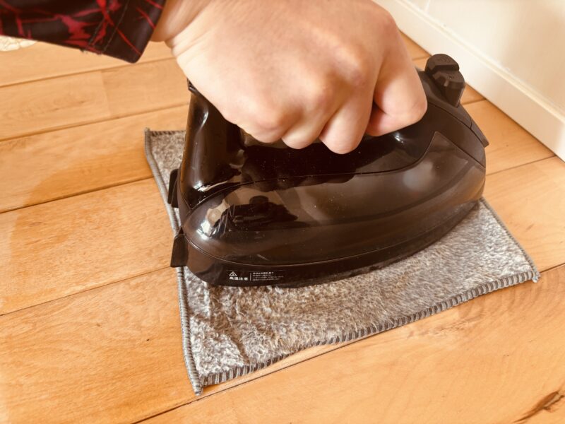 アイロンの蒸気を使って凹みを直す無垢フローリング補修工程