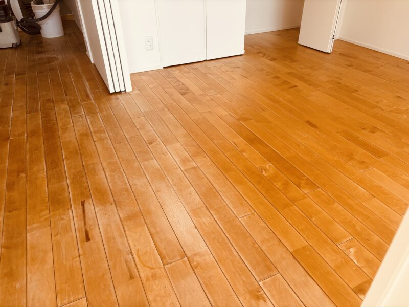 右側の部屋は研磨と自然塗装で再生した無垢フローリングの完成写真