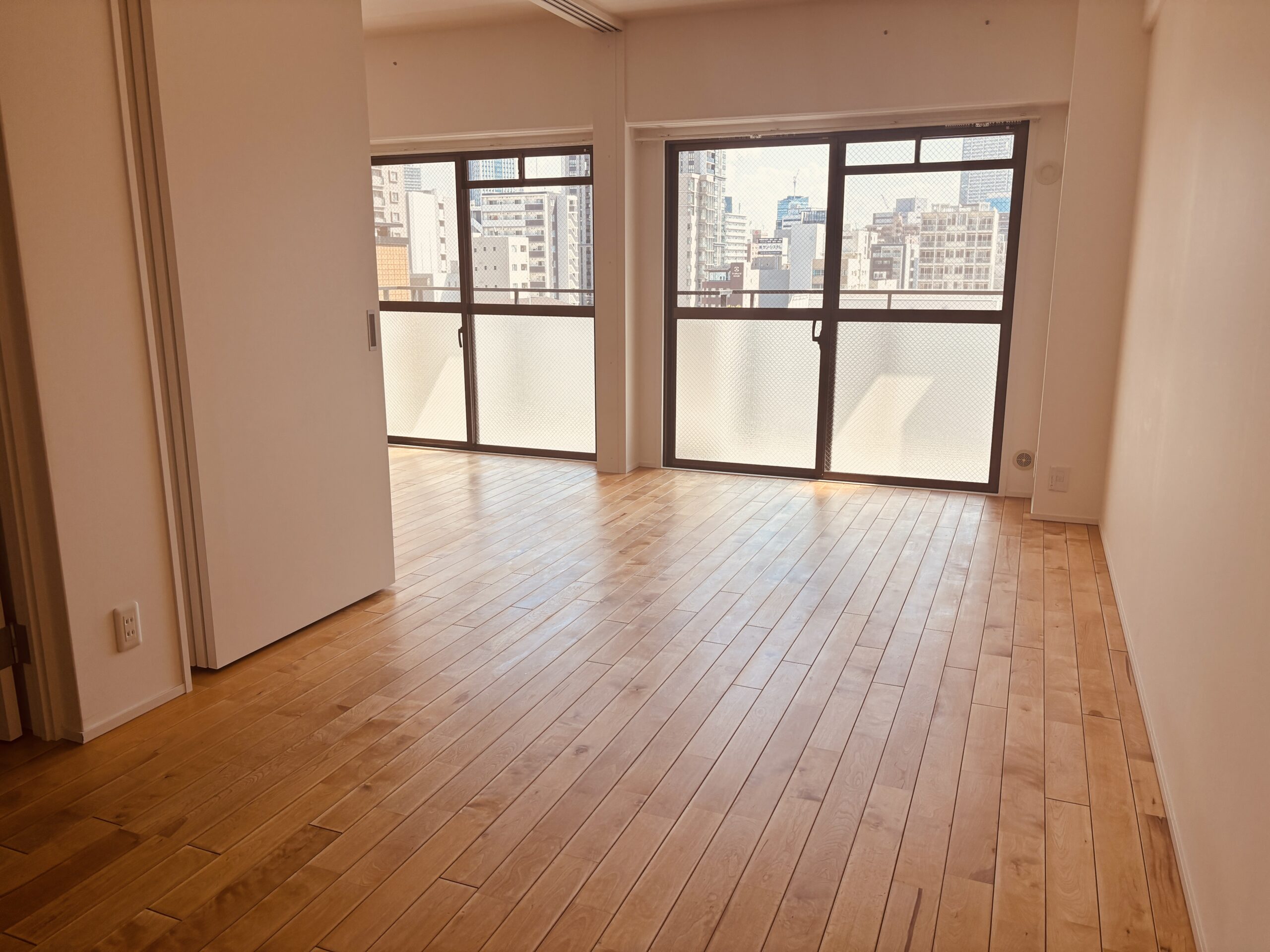 研磨と塗装で蘇った無垢フローリングが広がるリビング空間