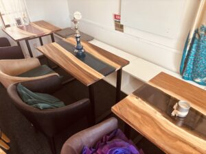 La Médina Ashiyaに並ぶ3台のレジンテーブルを上から見た構図。ブルーとブラックのレジンが光を受けて輝く。