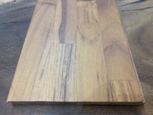 FJLタイプのインドネシアチーク無垢フローリング表面。色の濃淡や接ぎ目の表情が見える。