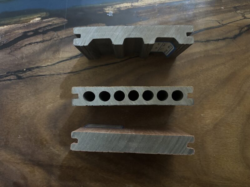 人工木デッキ材の断面比較。上が従来型、中央が中空タイプ、下が共押出（Co-extruded）タイプ。