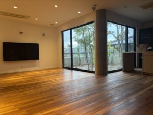 研磨と再塗装を終えた花梨乱尺無垢フローリング。深みのある艶と滑らかな質感。