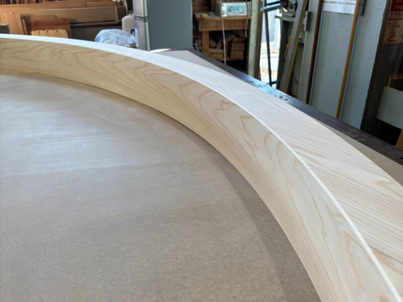 滑らかに仕上げられたオークのR框。玄関框や階段框などにも使用可能。