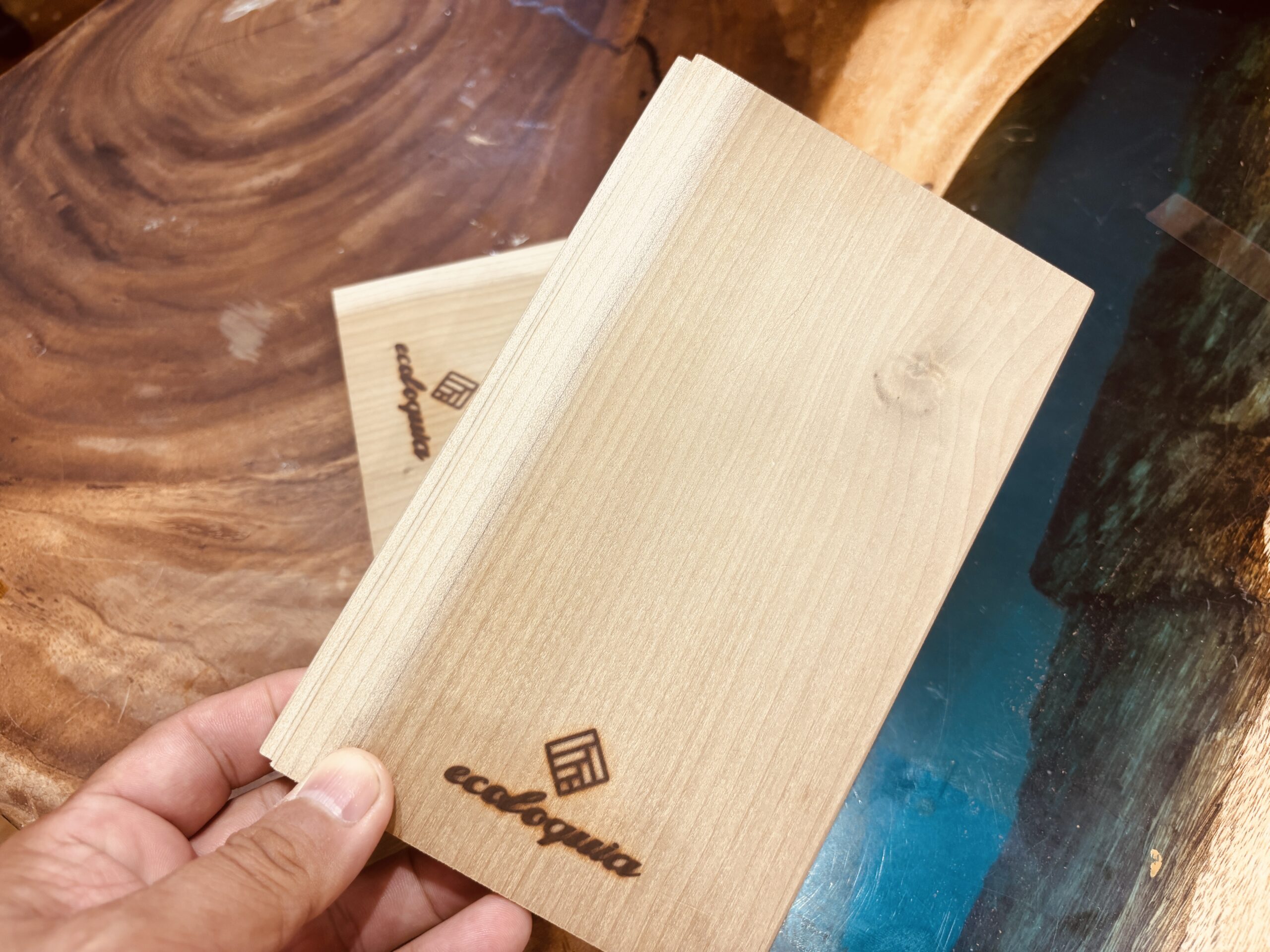 マグノリア(ホオ / 朴)の無垢フローリングサンプルを手に持つ様子