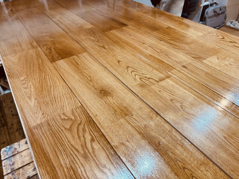 150mm幅オーク（ナラ）ユニ無垢フローリングにリボス「カルデット」No.270-062ウォルナットを塗装した施工例