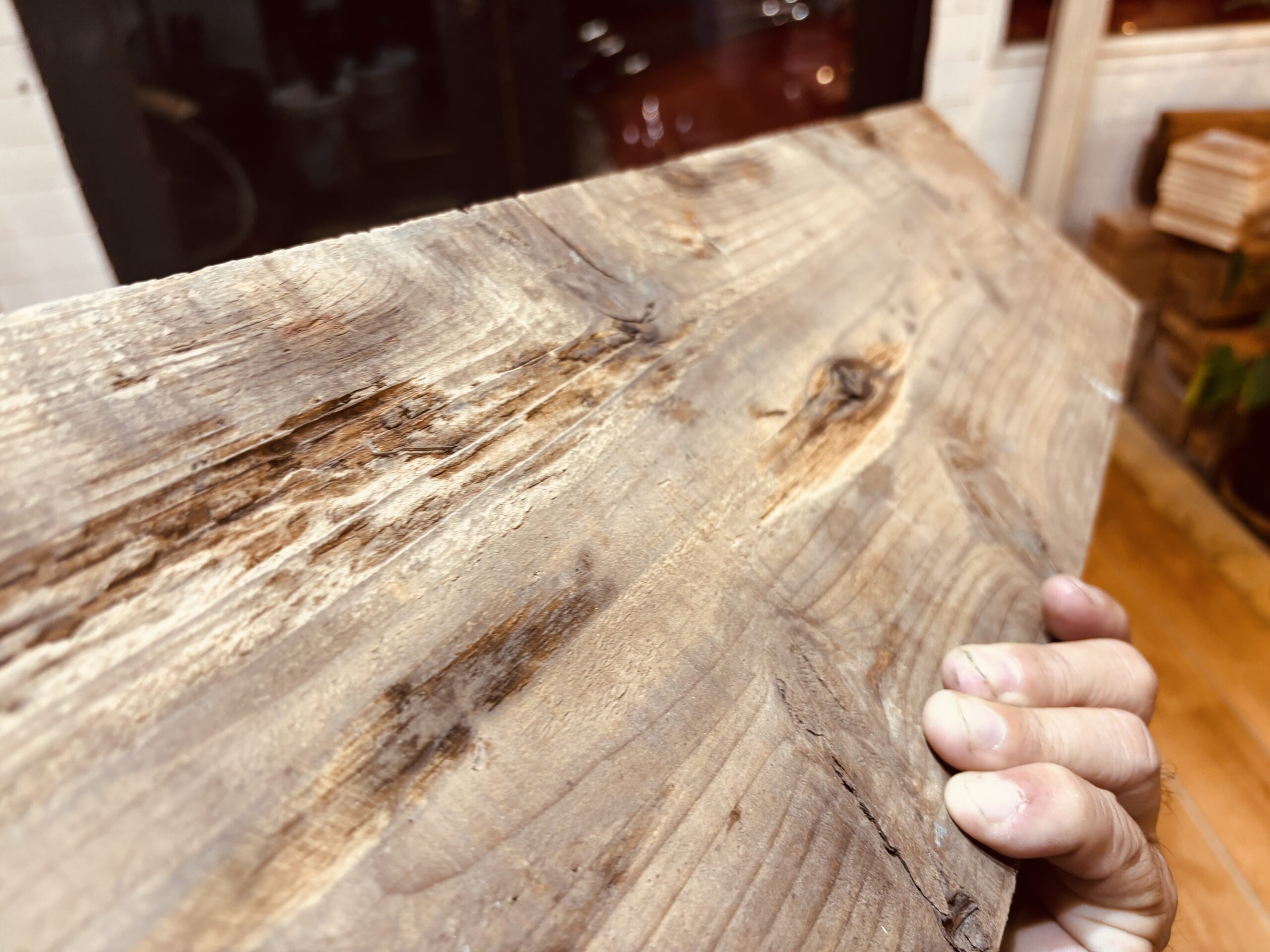 節や割れを残した味わい深い足場板の表情