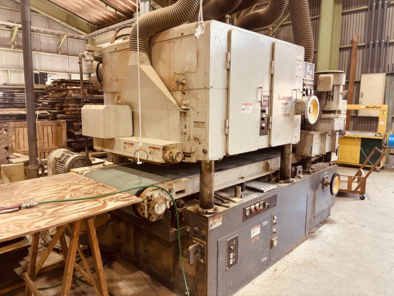 島根県浜田市の製材所に設置されたアミテック製ワイドベルトサンダー。無垢材や合板の表面を高精度に研磨できる大型木工機械。