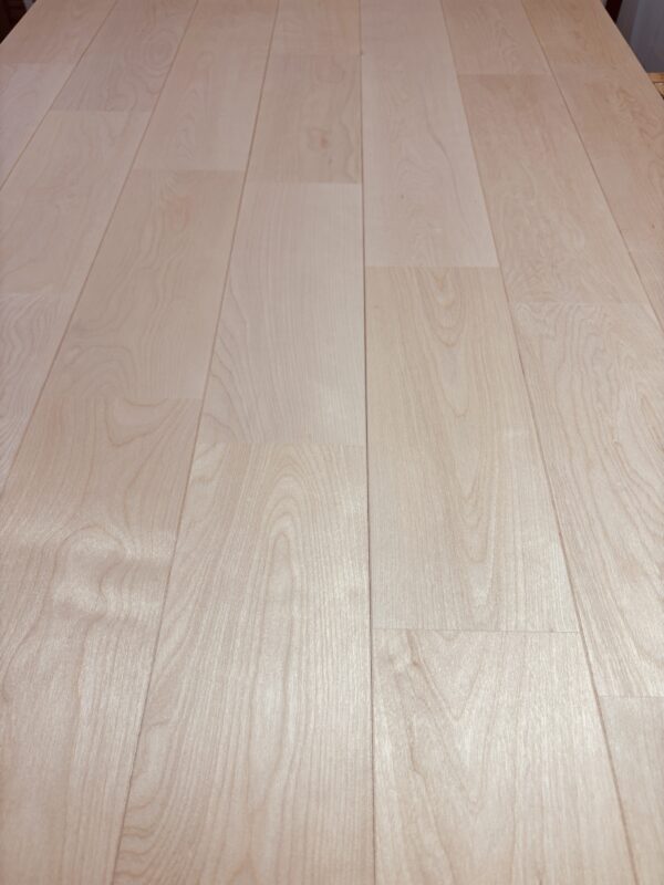 白木仕上げのバーチ無垢フローリングを広面積に施工した様子。