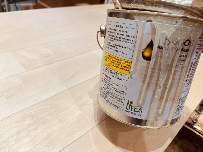 リボス自然健康塗料の缶と白木の無垢フローリングの施工風景