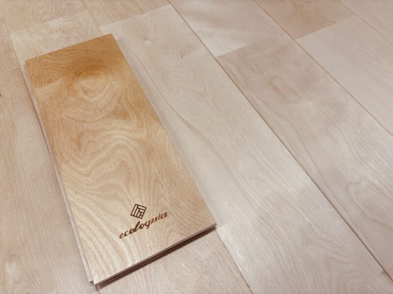 クリアオイル仕上げのバーチ材と、リボス白木仕上げを施したバーチ無垢フローリングの色味比較写真。