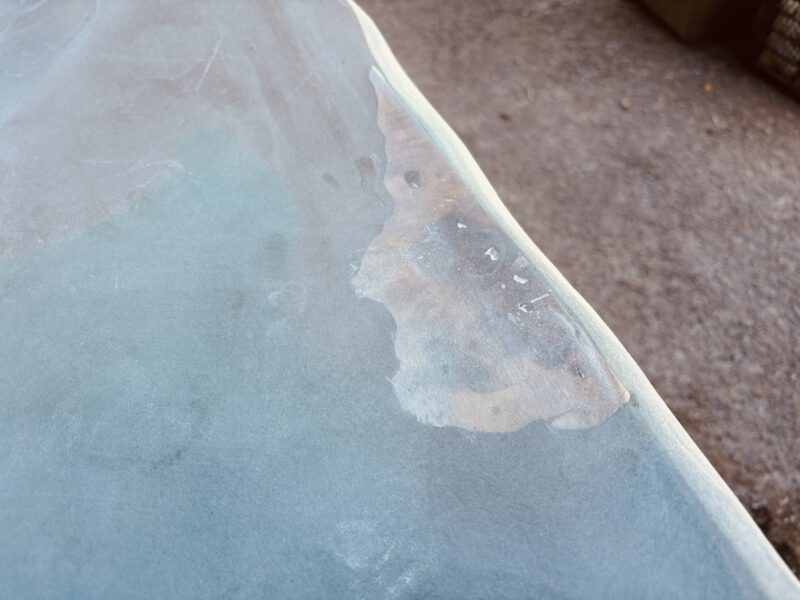 レジン天板のエッジ部分を削り、青いレジンと木部が柔らかくつながり始めた様子を写したアップ写真。