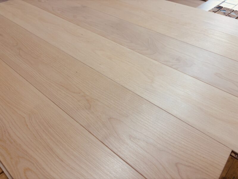 白木仕上げを施したバーチ(カバ / 樺)一枚もの・床暖房対応複合フローリングの施工面。