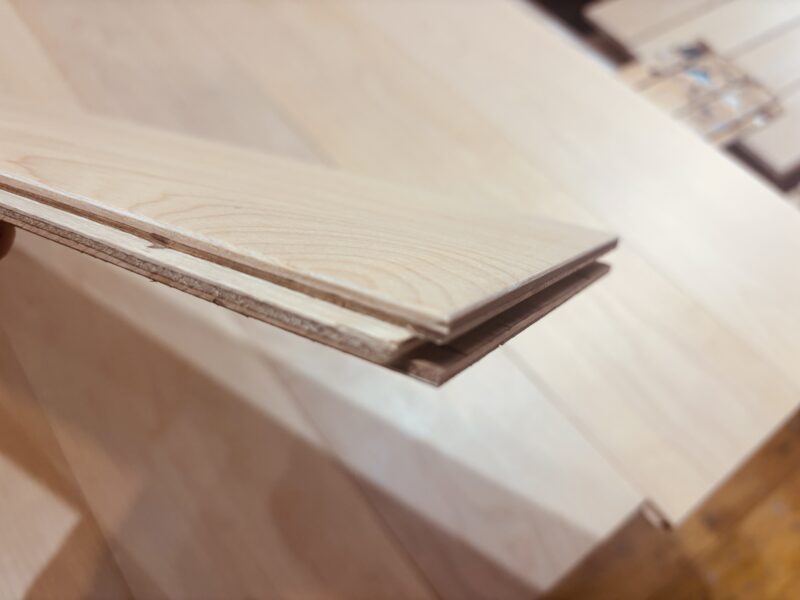 バーチ(カバ / 樺)一枚ものの床暖房対応複合フローリングのサネ部分をクローズアップした写真。