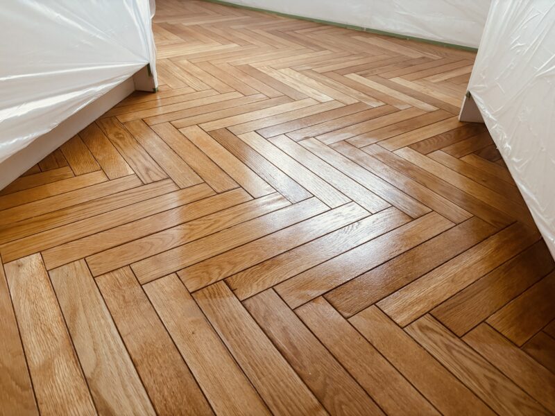 水性ウレタン塗装が完了し、ナチュラルな艶が加わったヘリンボーンフローリング。
