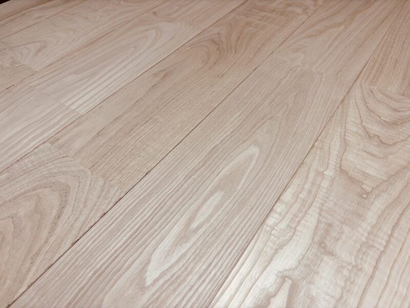 120mm幅の栗（クリ）ユニタイプ無垢フローリングを並べた状態。無塗装で、特徴的な杢目が美しく浮かび上がっている。