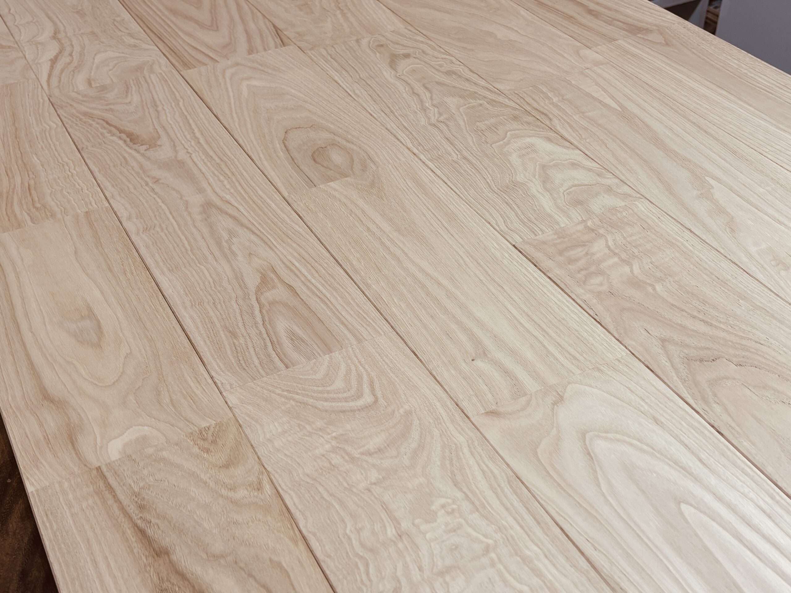 120mm幅栗（クリ）無垢フローリングの全体写真。ユニタイプならではの整った板目が広がる。