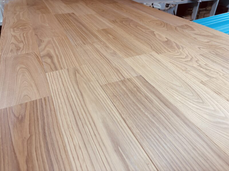 チェスナット（クリ）ユニ無垢フローリング120mm幅をクノス白木で仕上げた全体ビュー