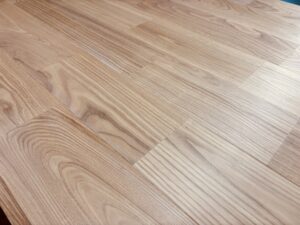 リボス・クノス白木で仕上げたチェスナット無垢フローリングの細かな木目と質感を捉えた写真