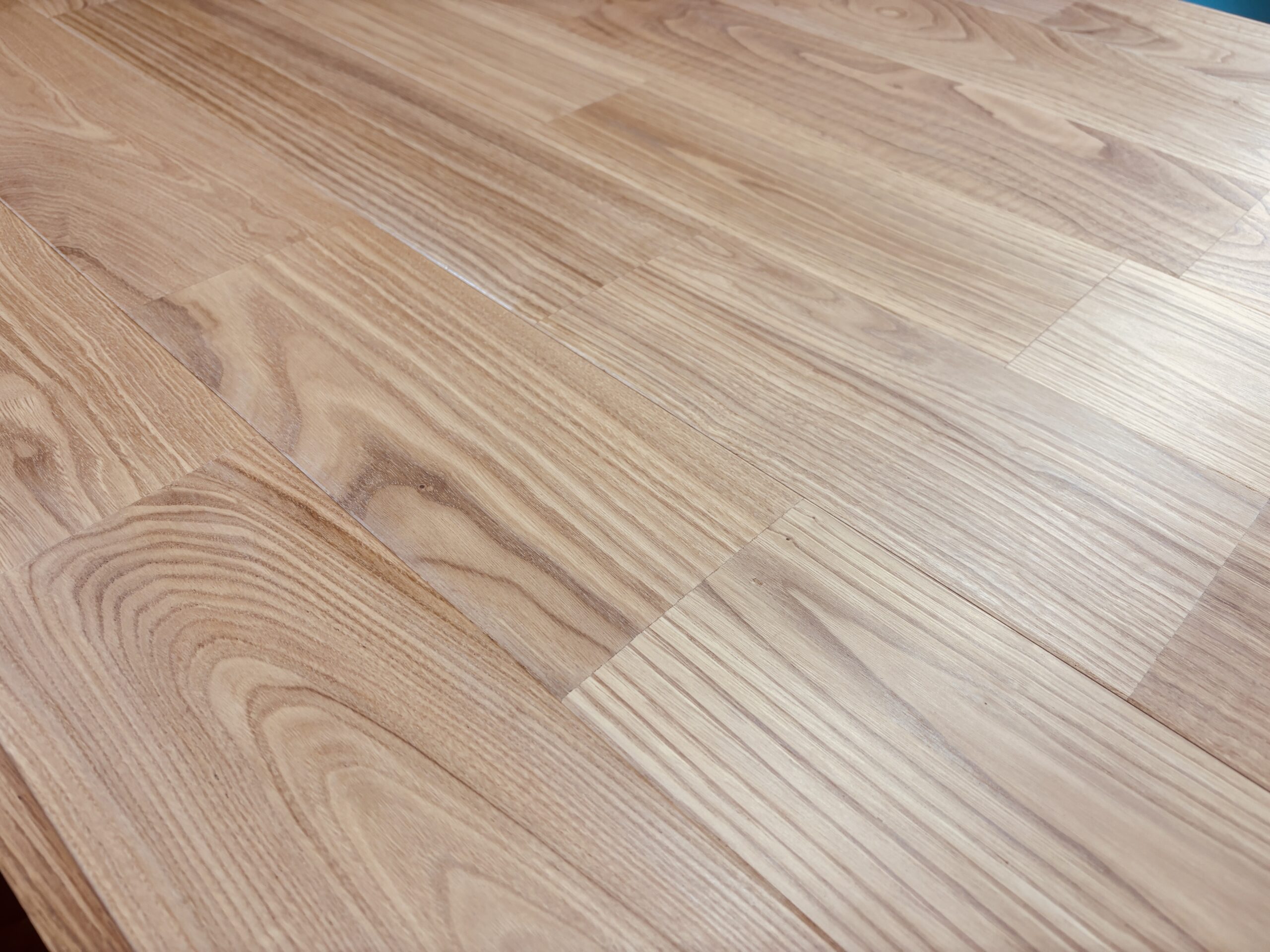 リボス・クノス白木で仕上げたチェスナット無垢フローリングの細かな木目と質感を捉えた写真