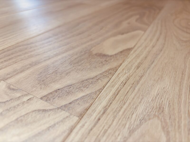 チェスナット（栗）120mm幅ユニ無垢フローリングにリボス・クノス白木を塗装した自然な木肌のアップ写真