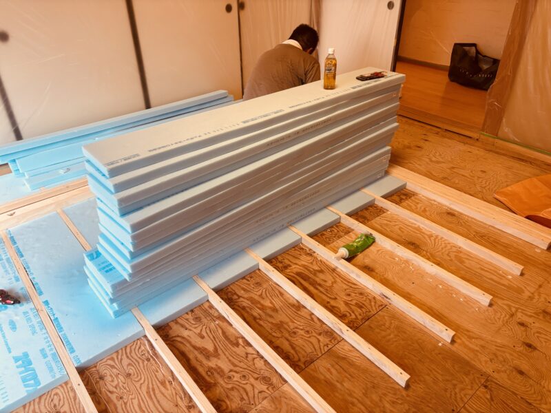 和室をリフォームするために、撤去した畳の代わりにLVL根太を並べ、スタイロフォーム断熱材を準備している施工現場。