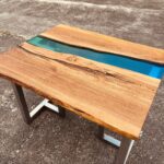 両耳を残したオーク材のレジンテーブルを斜めから撮影した完成イメージ写真