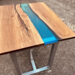 オーク材の両耳付きレジンテーブルを別角度から見た完成例。レジン幅と木のバランスが分かる写真