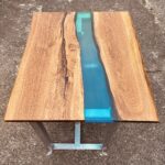 オーク材を使った両耳付きレジンテーブルの完成例。センターにブルーのレジンを流し込んだデザイン