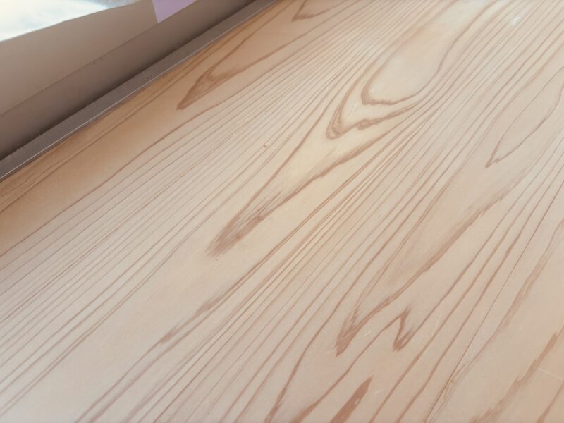 研磨により表面の水じみや傷が除去され、木肌の素地が均一に現れた杉無垢フローリング。木目のコントラストが自然に際立っている。