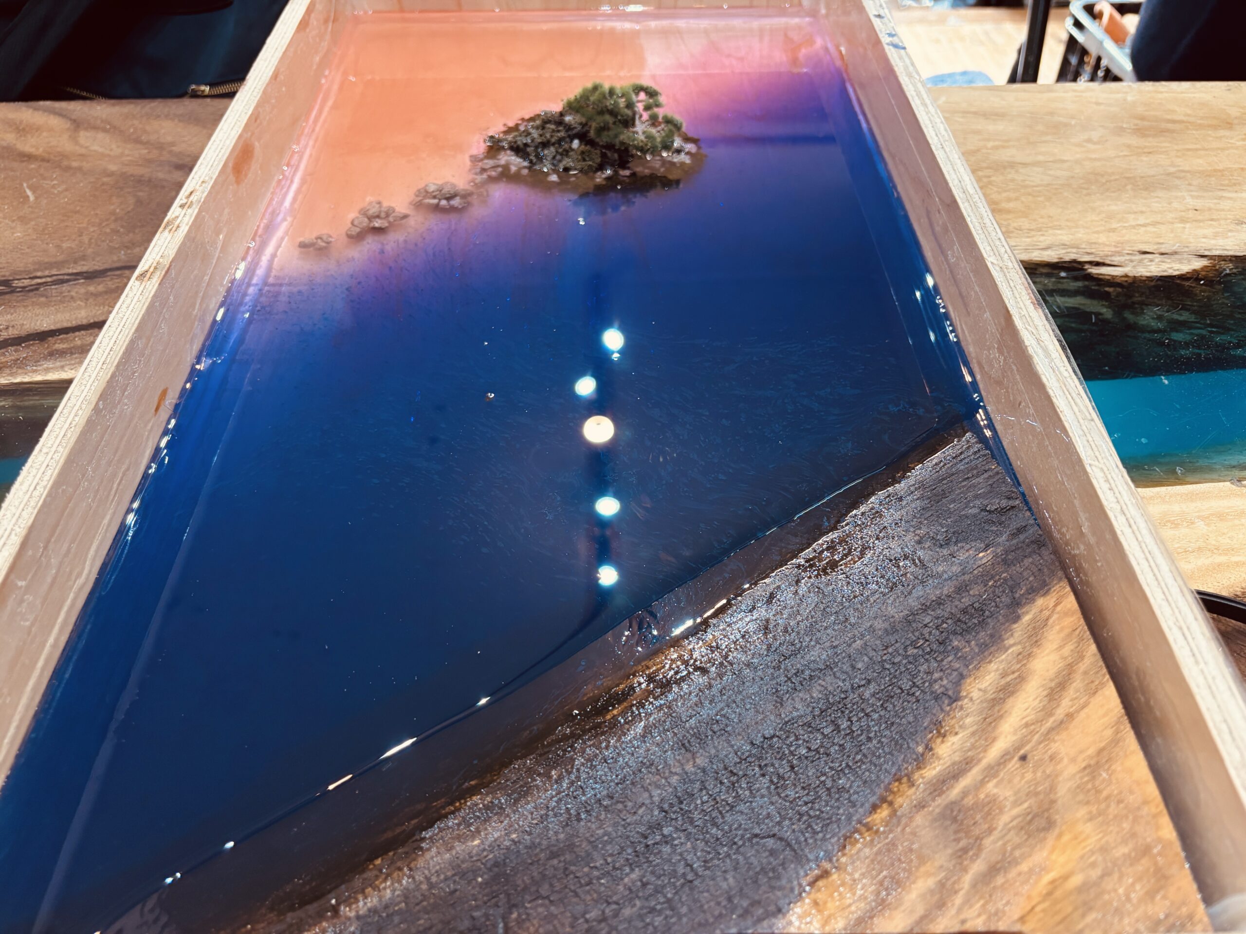 雨晴海岸の義経岩に出会って──レジンテーブル制作体験が教えてくれた