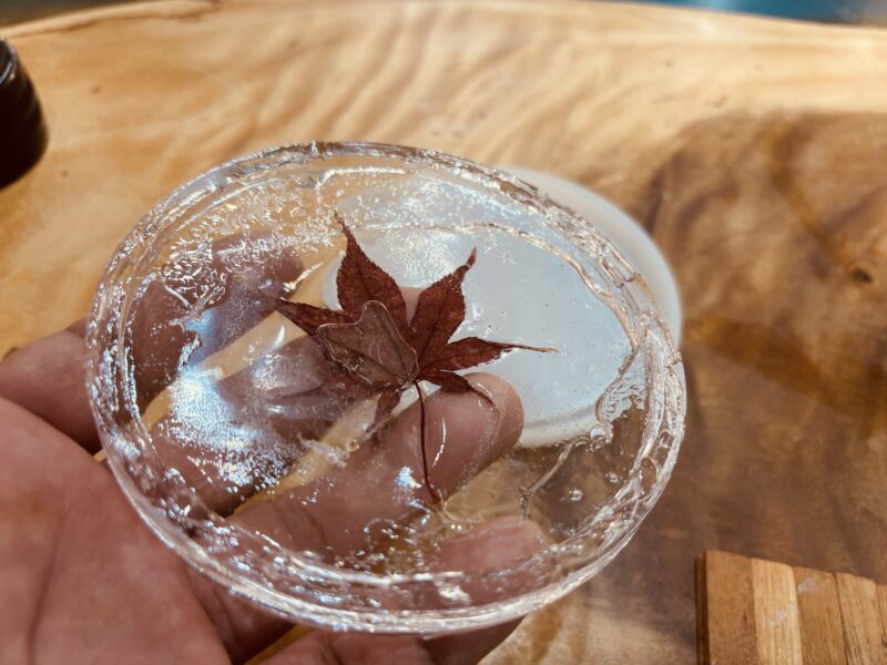 型から外したコースターが縮み、縁に硬化不良が見られる状態。