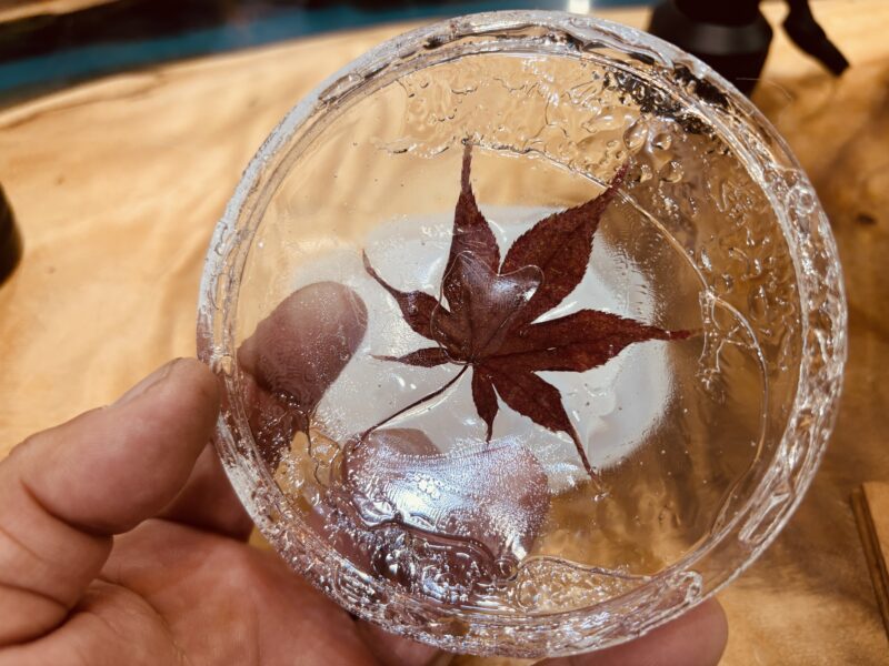 透明度はあるものの、縁が波打ったように歪んだUVレジンコースター。