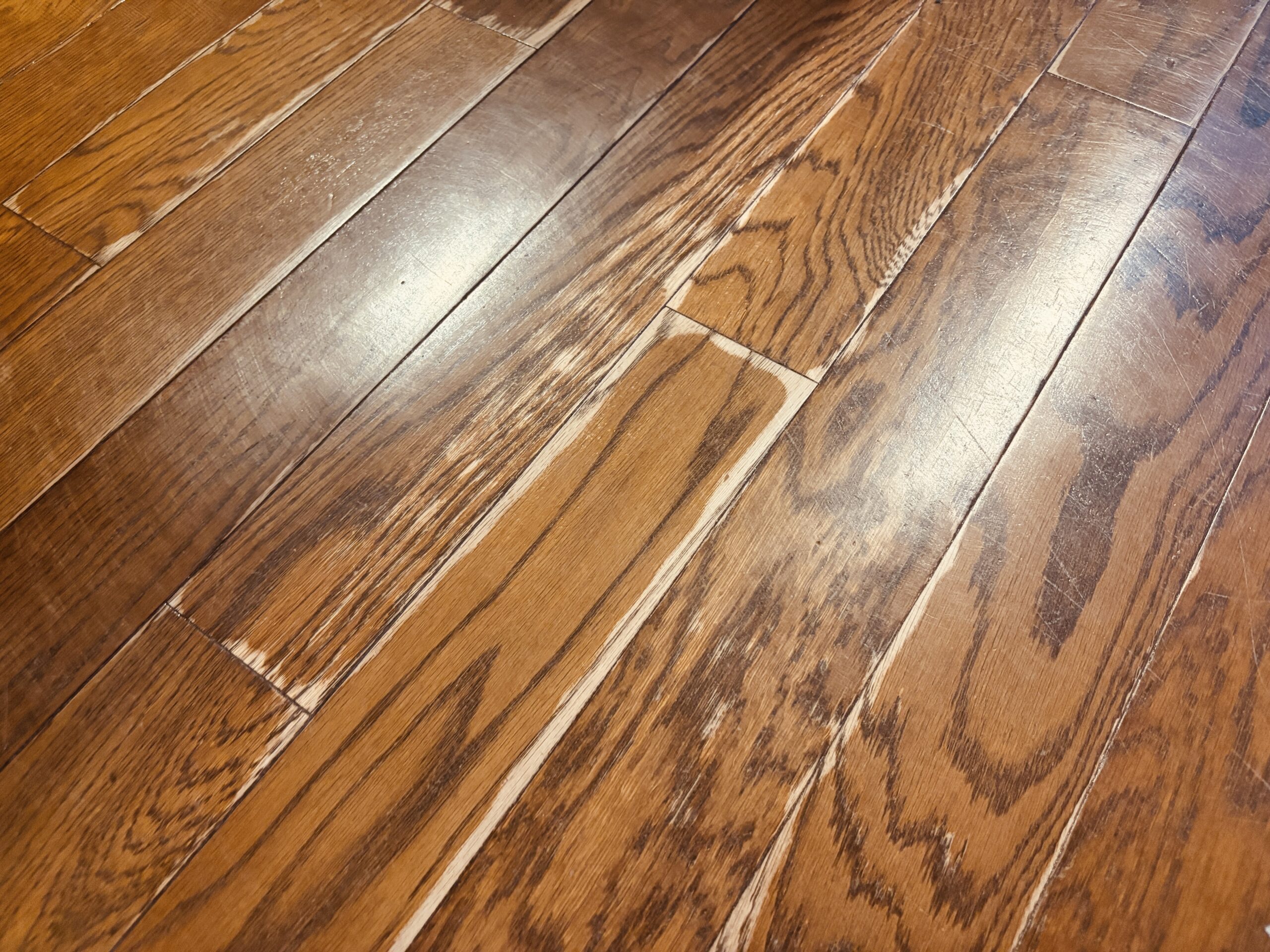 突板フローリングの表面シートが摩耗し、下地が透けて見えている劣化状態の床