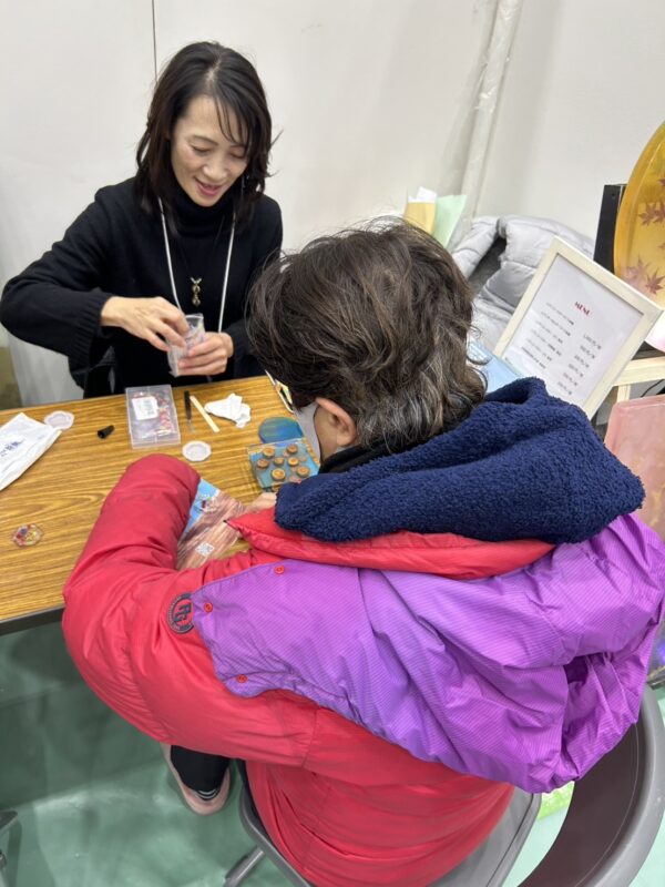 エコロキアのレジンキーホルダー制作体験で、素材を選びながら作業を楽しむ参加者