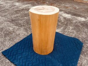 家具製作向けに用意したスギの磨き丸太。背割れ加工が施され、指定サイズでカットされた天然木素材。