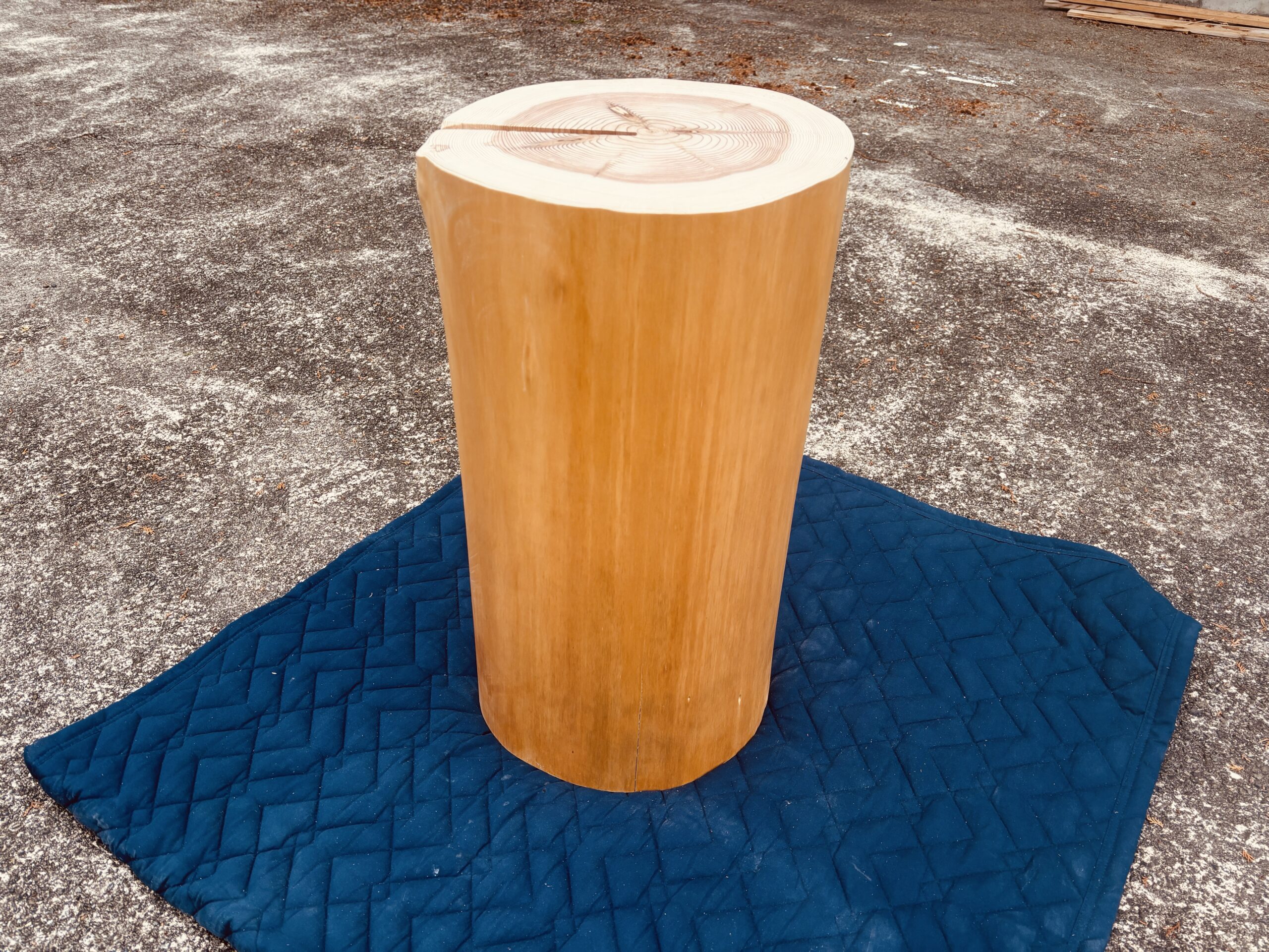 家具製作向けに用意したスギの磨き丸太。背割れ加工が施され、指定サイズでカットされた天然木素材。