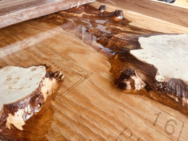 ポプラの一枚板に上品なゴールドパールカラーのレジンを流し込む制作工程