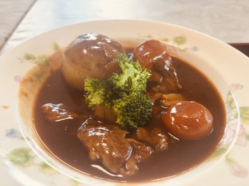 御所市さんろくカフェの名物ビーフシチューのランチプレート