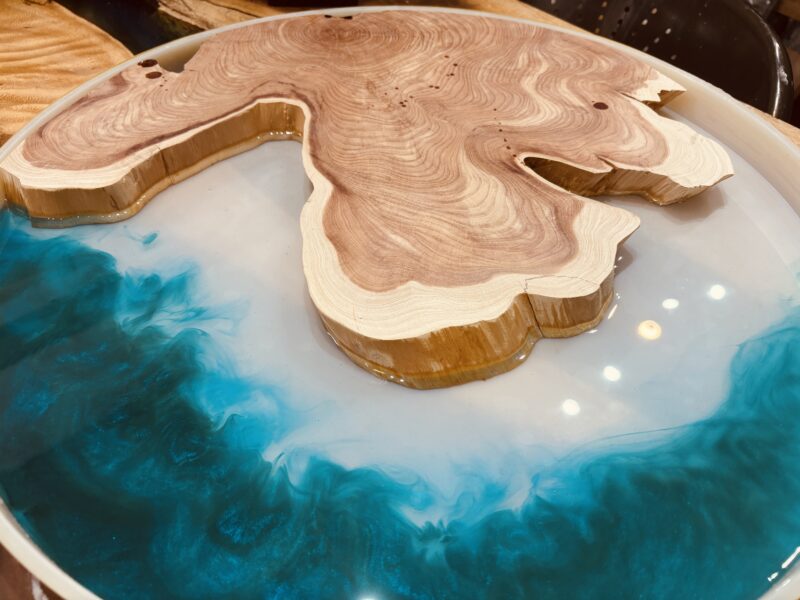 直径50cmの丸いレジンテーブル制作で、カイヅカイブキを配置した下地のブルーグリーンレジン