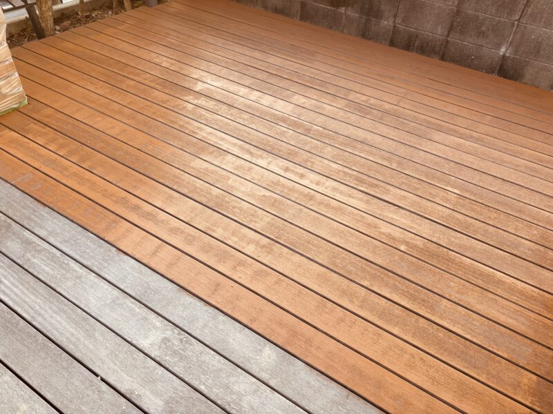 セランガンバツのウッドデッキで、未塗装部分と塗装後部分の色の違い