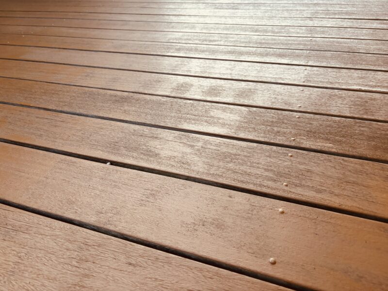 ウッドデッキ塗装後の表面アップ。セランガンバツの木目を活かした自然な仕上がり