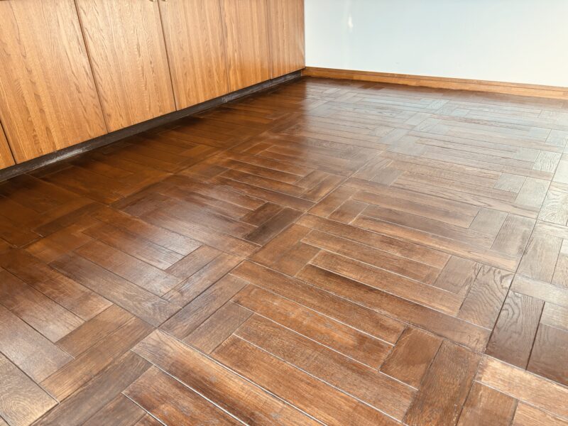 研磨再生により空間全体が明るくなったオーク複合フローリングの施工事例